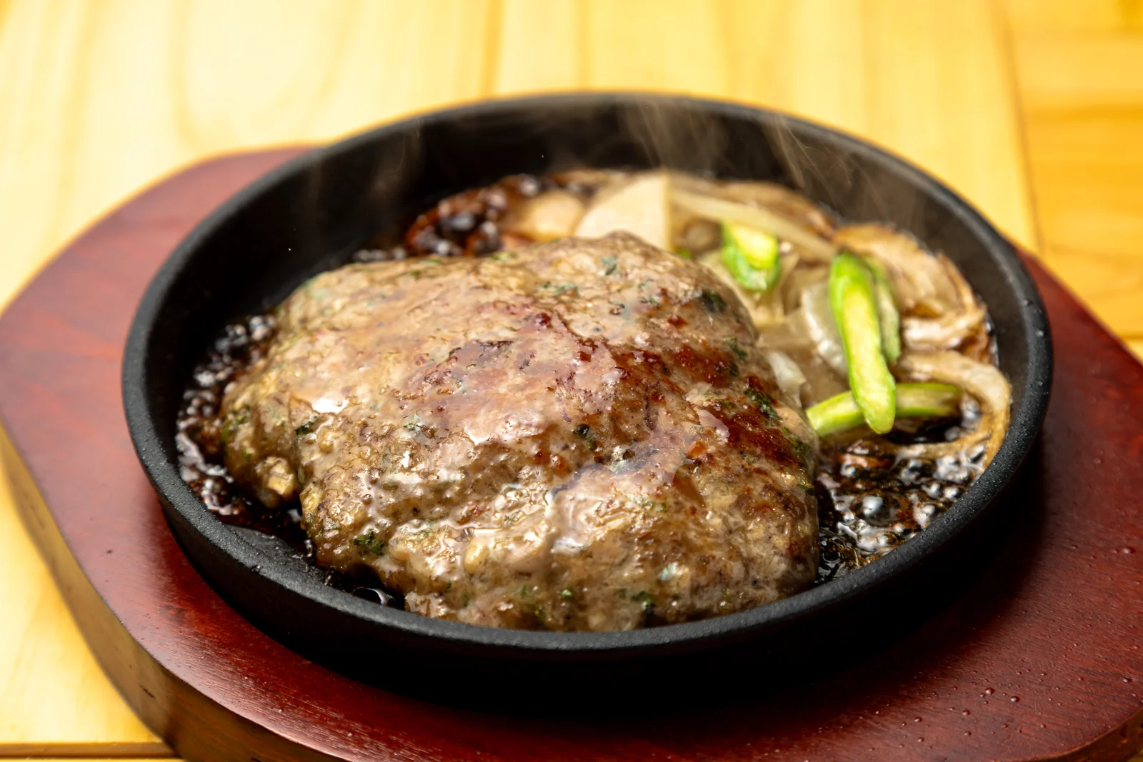 希少なラム肉と白老牛の肉料理